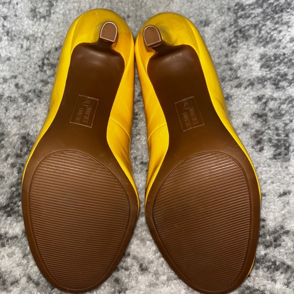 NWT Mootsies Tootsies Patent Platform Pumps Yellow Size: 9 - Picture 4 of 4